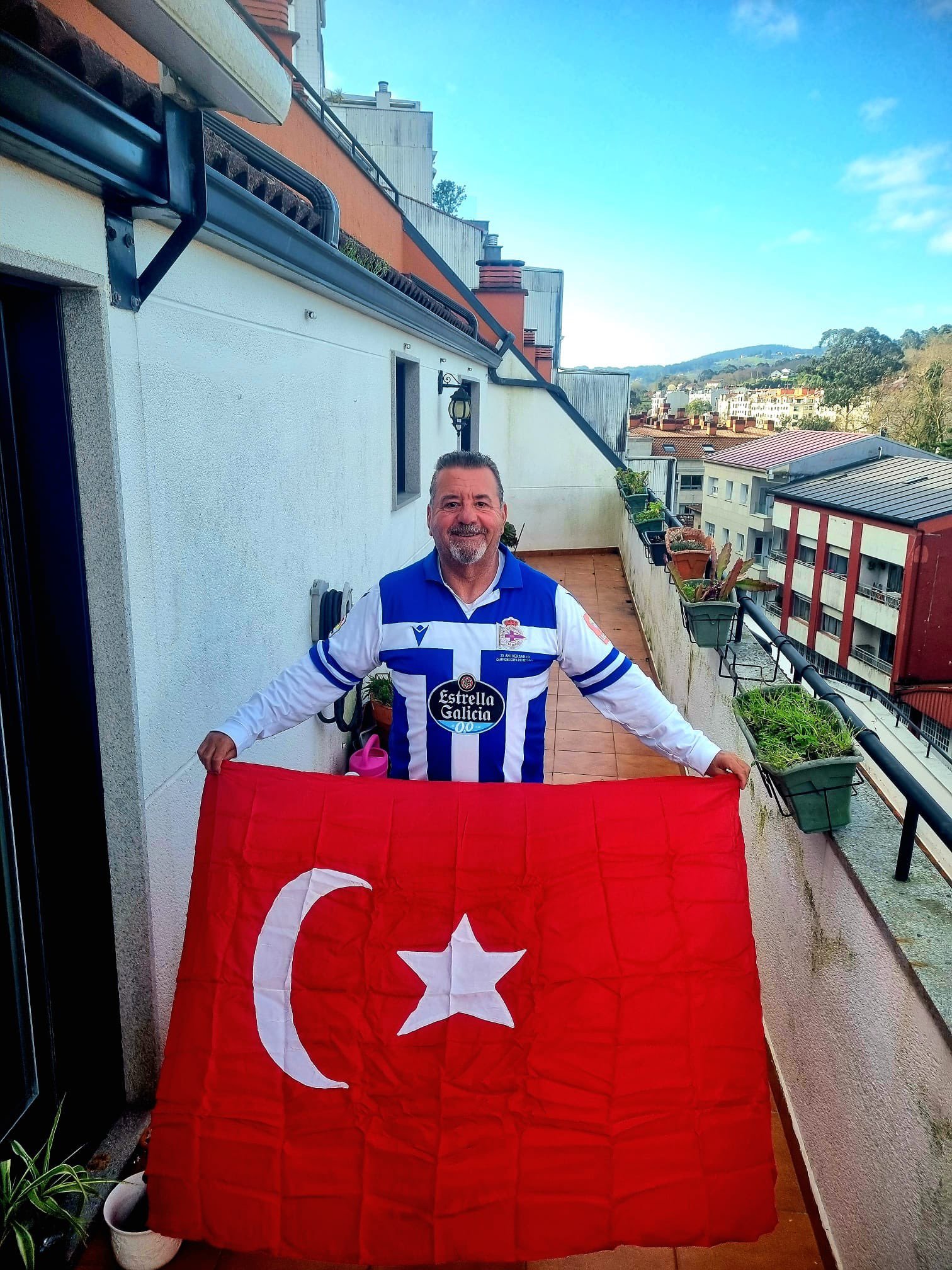 İspanyol Vatandaşın Paylaşımı Duygulandırdı: “Eski Eşim Bu Türk Bayrağını 40 Yıl Önce Elle Yaptı”
