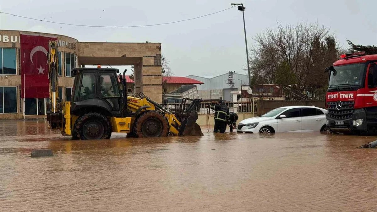 Şanlıurfa Viranşehir'de Aşırı Yağışlar Sonucu 9 Kişilik Aile Kurtarıldı