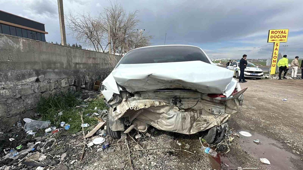Siverek’te meydana gelen trafik kazasında biri ağır olmak üzere iki kişi yaralandı.