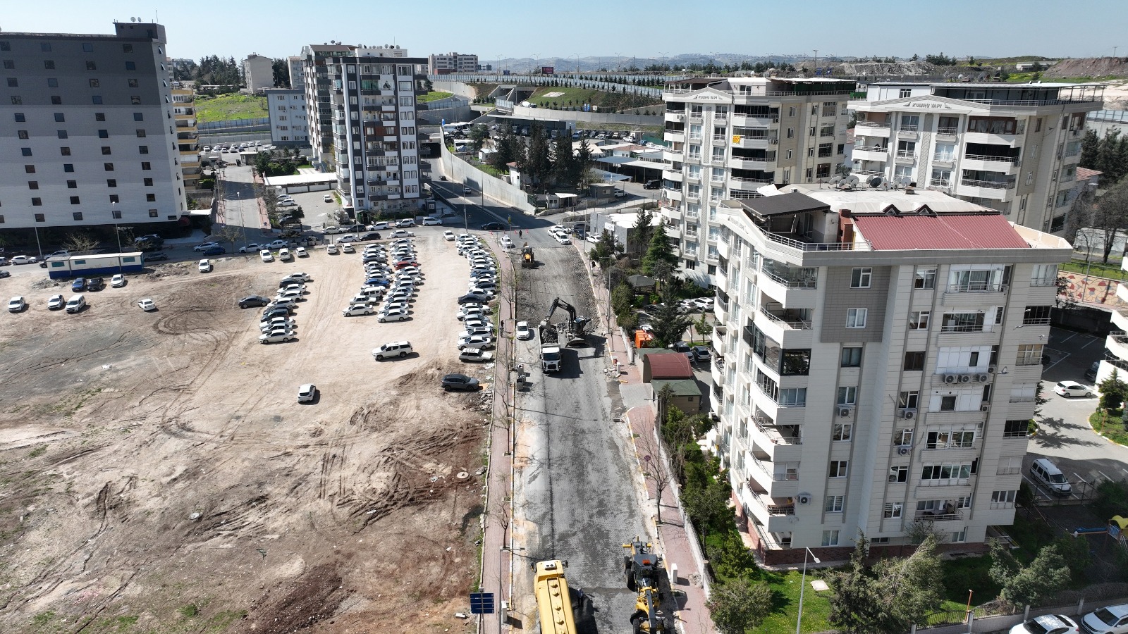 MUSTAFA DİREKLİ CADDESİ SICAK ASFALTLA YENİLENİYOR