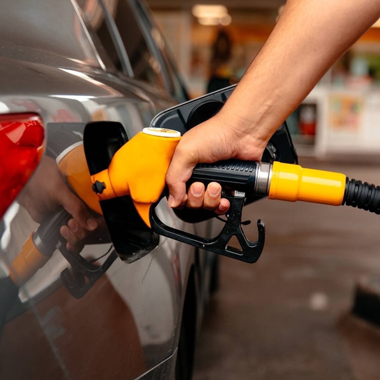 Akaryakıtta Çifte İndirim: Motorin ve Benzin Fiyatları Geriledi