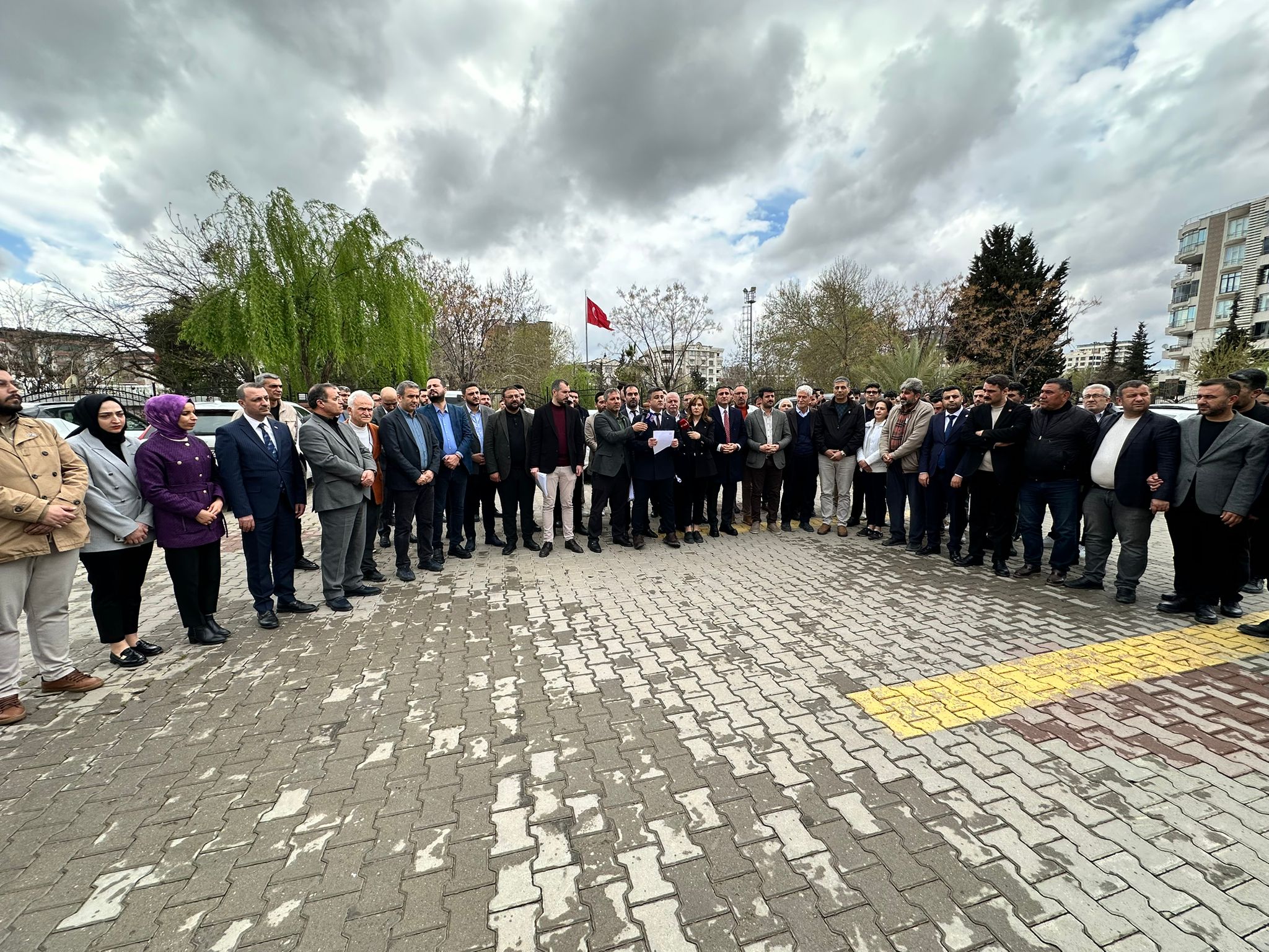 Şanlıurfa’da Sağlık Alanlarının Konuta Dönüştürülmesine Tepki: Makine Mühendisleri Basın Açıklamasına Katıldı