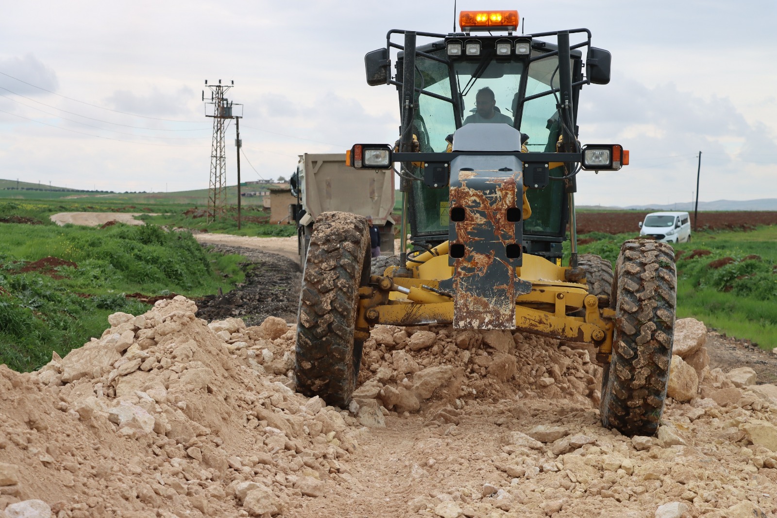 EYYÜBİYE KIRSALINDA YOLLAR DAHA GÜVENLİ OLUYOR