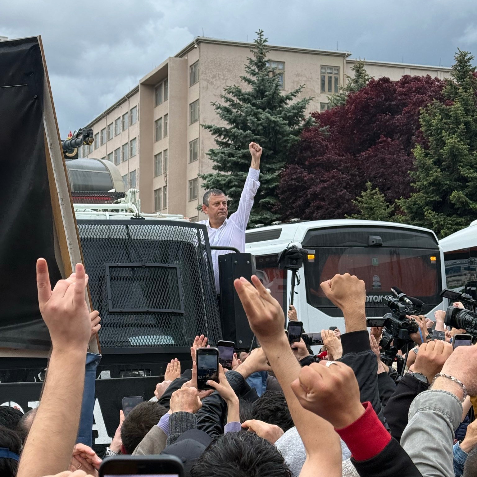 Ankara’da Tarihi Anlar: Meclis’e Yürüyen Özgür Özel TOMA’ya Tırmandı!