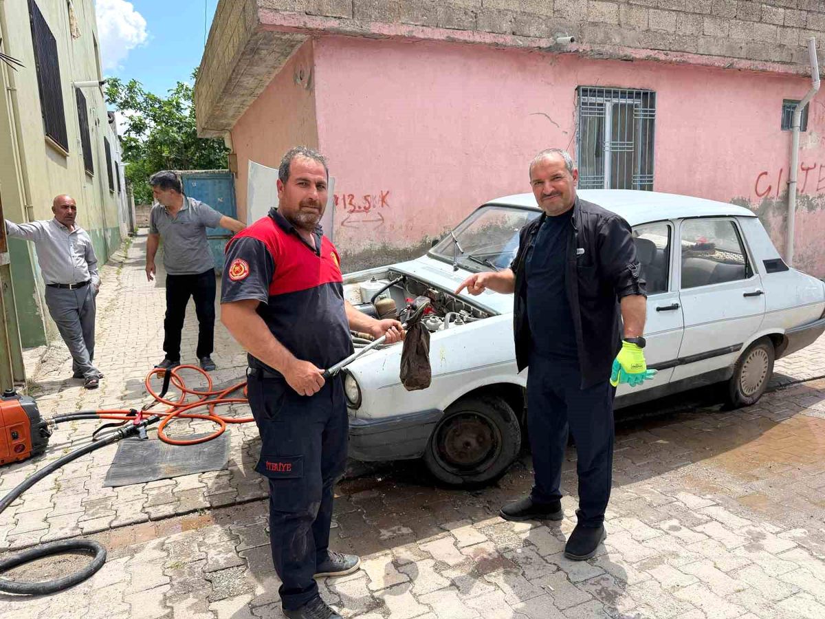 Şanlıurfa'da Otomobil Motoruna Gizlenen Yılan İtfaiyeyi Alarma Geçirdi!