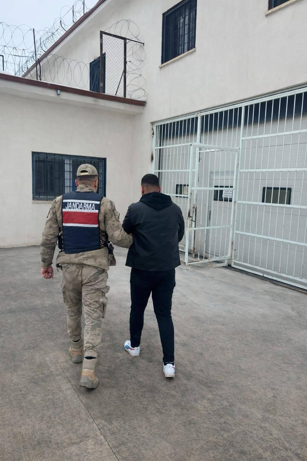 Karaköprü’de Jandarma Operasyonu: 6 Yıl Hapis Cezası Bulunan Firari Yakalandı!