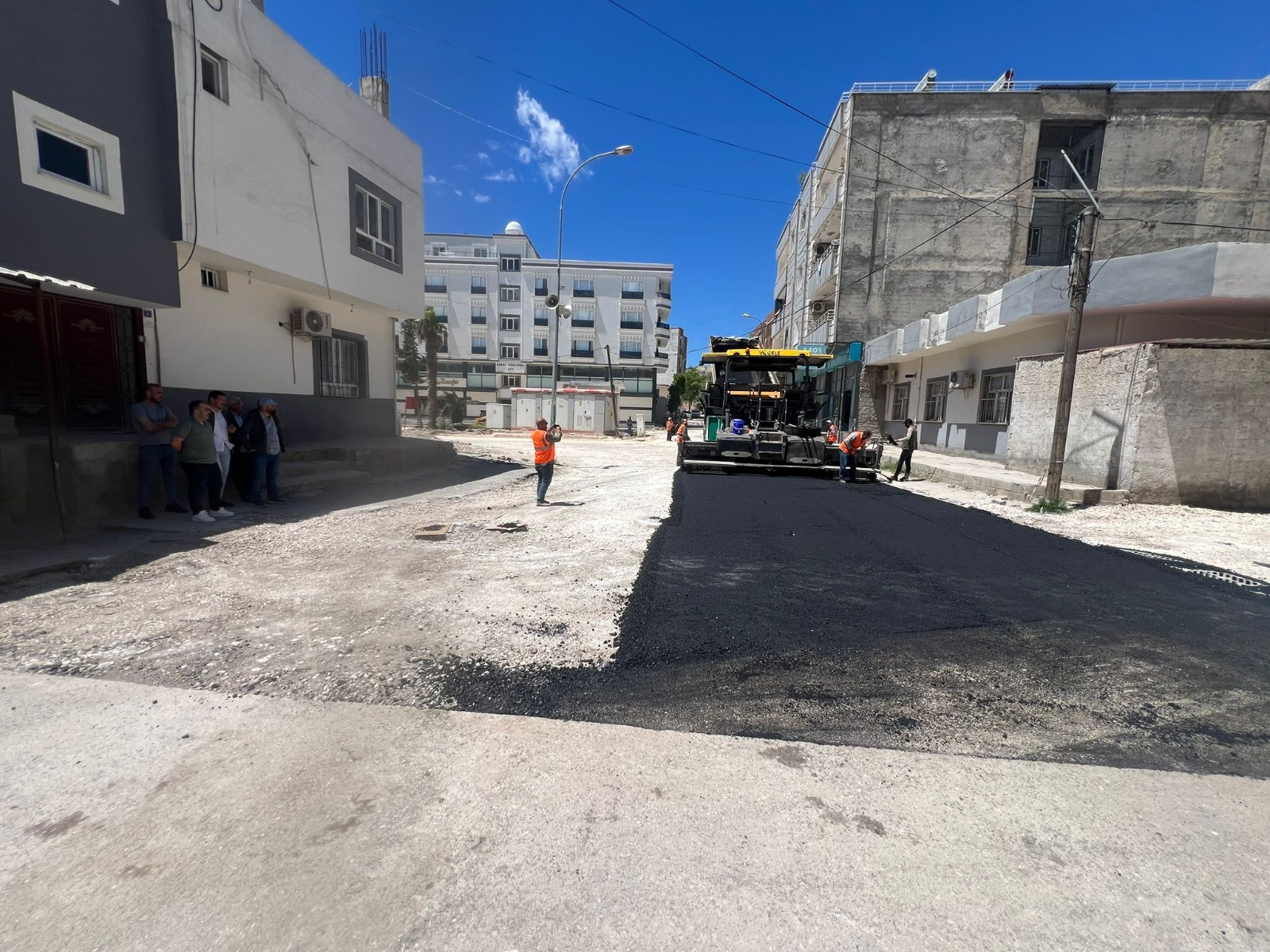 BÜYÜKŞEHİR, UĞUR BORAN CADDESİ’NDE ASFALT SERİMİNE BAŞLADI