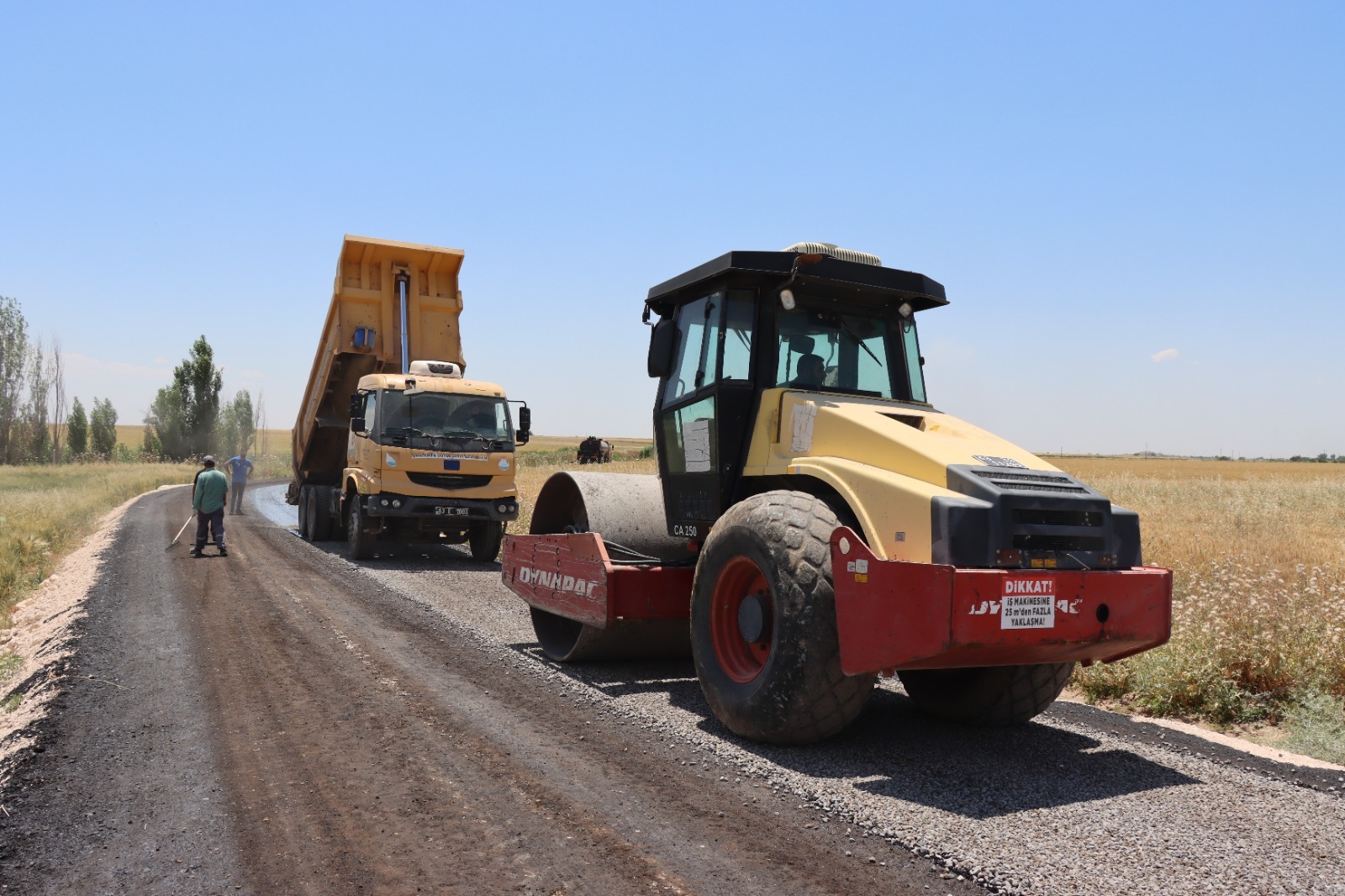 HARRAN-AKÇAKALE GRUP YOLUNDA SICAK ASFALT SERİMİ BAŞLADI