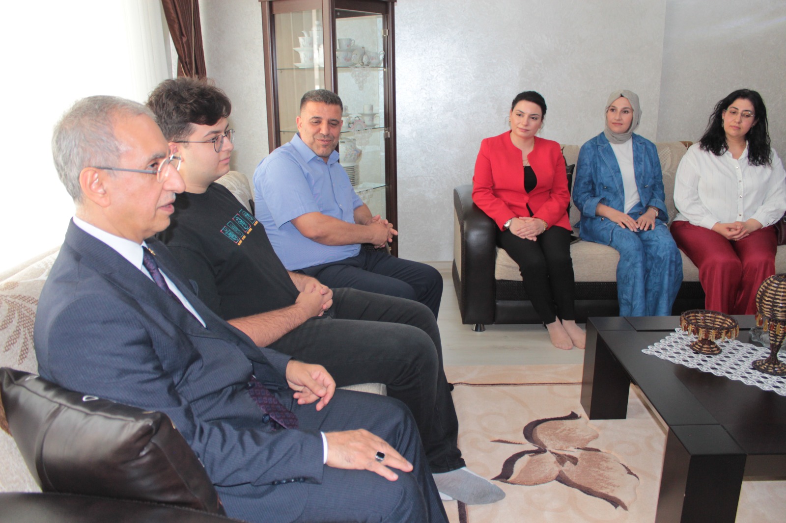 AK Parti Karaköprü İlçe Teşkilatından YKS Türkiye Birincisine Anlamlı Ziyaret